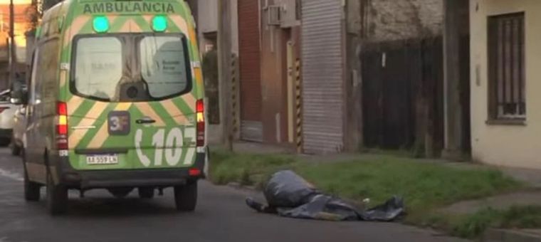 En medio del operativo llegaron familiares del ladrón abatido e intentaron evadir a los agentes para acercarse al cuerpo del adolescente Foto: NA