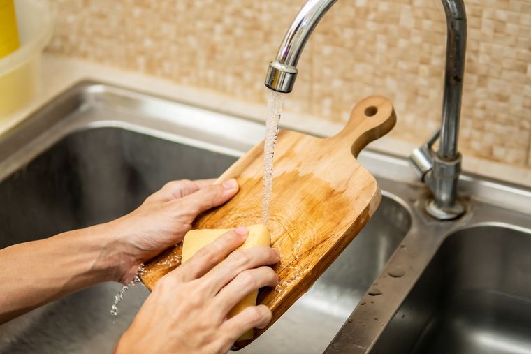 La tabla de picar más recomendada es la de madera. Foto: SHUTTERSTOCK La tabla de picar más recomendada es la de madera. Foto: SHUTTERSTOCK