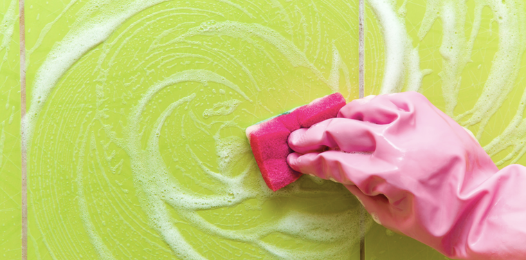 Muchas veces, lo más díficil es limpiar la junta de los azulejos Foto: Shutterstock