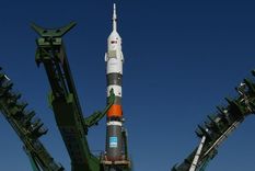 cohete ruso soyuz-2.1v despega hacia la orbita con un satelite militar a bordo