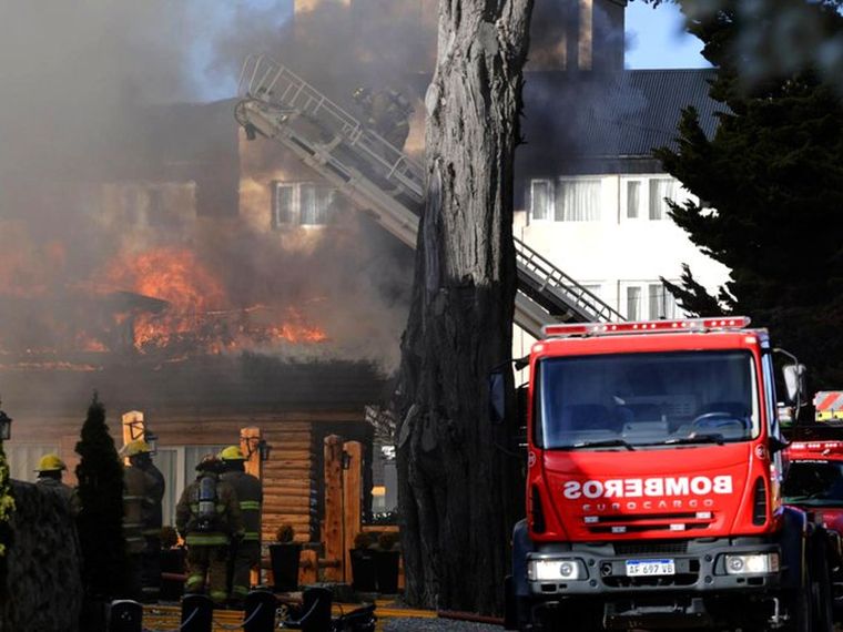 Se desplegaron varias dotaciones de bomberos de la ciudad para asistir en el incendio. Se desplegaron varias dotaciones de bomberos de la ciudad para asistir en el incendio.
