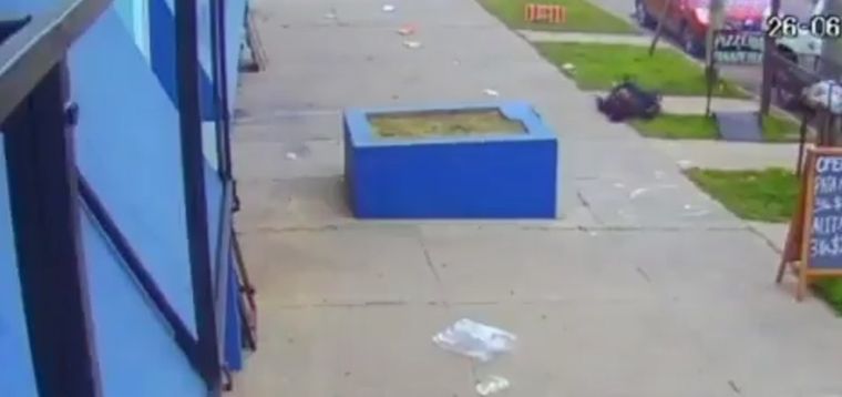 Las imágenes captaron el momento en el que es herido el expolicía.