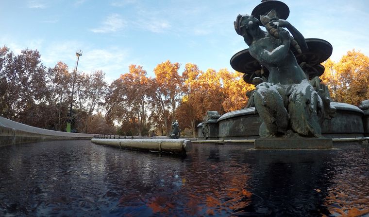 La fuente del Parque General San Martin amaneció congelada.