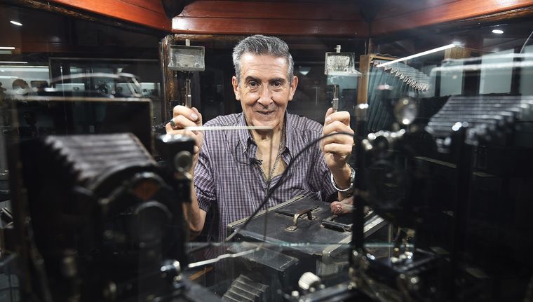 José Vicente entre las cámaras más antiguas de la colección. Foto: Rodrigo DAngelo / MDZ