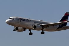 A cinco años de anunciar el fin de las operaciones en la Argentina, Latam Airlines logró la autorización a operar nuevamente vuelos de cabotaje, aunque la compañía confirmó que no tiene planes para hacer en el corto plazo. A cinco años de anunciar el fin de las operaciones en la Argentina, Latam Airlines logró la autorización a operar nuevamente vuelos de cabotaje, aunque la compañía confirmó que no tiene planes para hacer en el corto plazo.