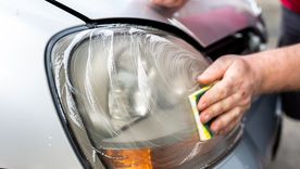 Los faros limpios mejoran la visibilidad nocturna y reducen riesgos. Foto: Shutterstock Los faros limpios mejoran la visibilidad nocturna y reducen riesgos. Foto: Shutterstock