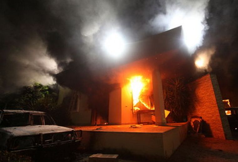 La Embajada de EEUU en Libia, ardiendo. Foto: Reuters.