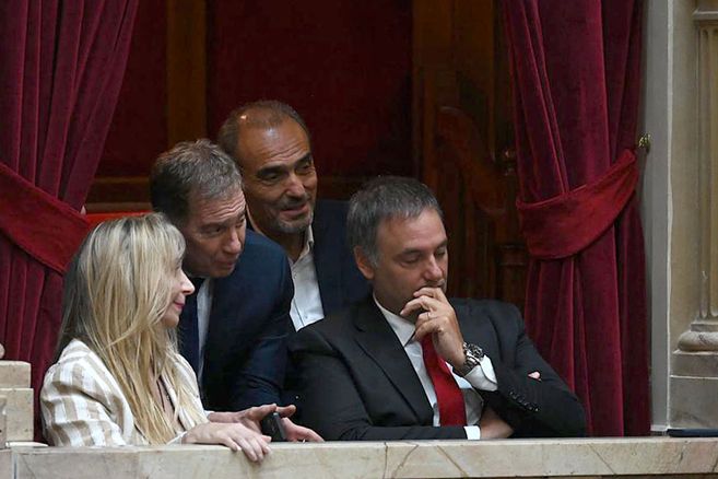 Manuel Adorni junto a Karina Milei