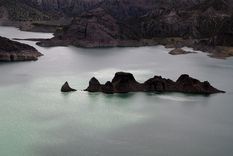 El submarino, en el embalse Valle Grande, es una muestra de los nivles del agua que preocupa tanto a turistas como a pobladores. Foto: ALF PONCE MERCADO / MDZ