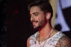 apasionados besos entre maluma y una fan en pleno show