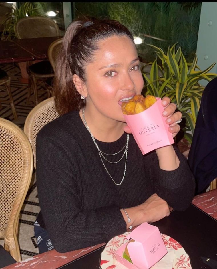 Salma Hayek, disfruta de su hamburguesa con papas de super lujo, en Osteria Gucci, en Rodeo Drive.  Foto: Instagram