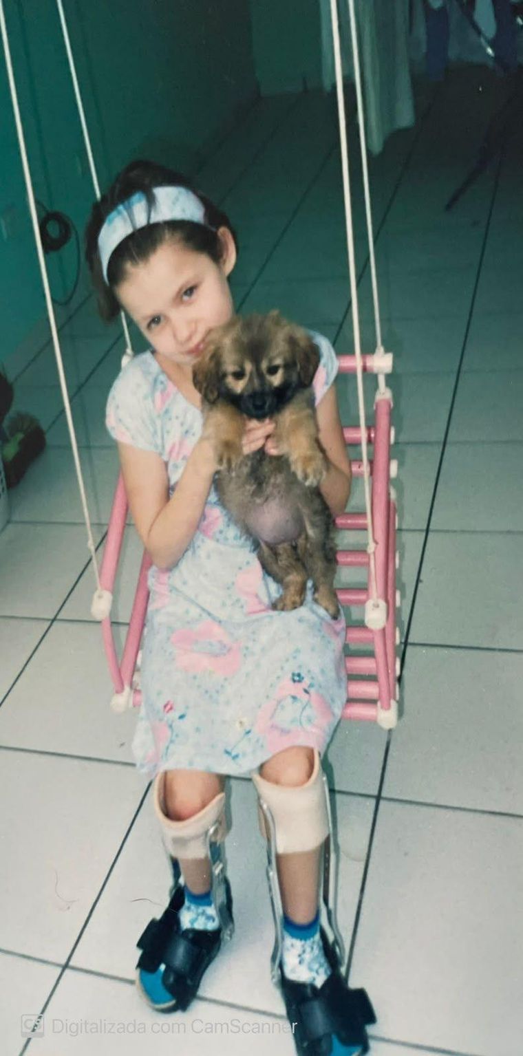 Maria Paula empezó a usar órtesis aún en la infancia debido a la dificultad de movilidad causada por la enfermedad.