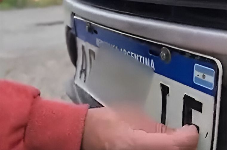 Un conductor fue sancionado por tapar y adulterar las patentes de camioneta para evitar multas. Foto: Captura de video