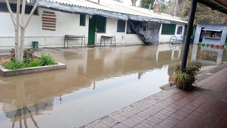 El patio de la escuela se encuentra inundada con aguas servidas