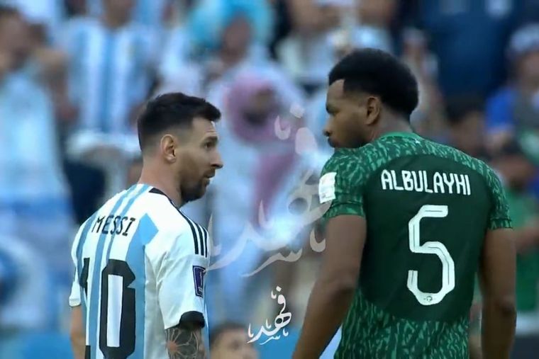 Messi y un picante cruce con un jugador de Arabia Saudita.
