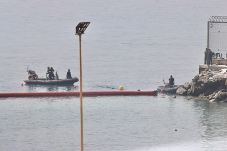 Colocación de una boya flotante para marcar el límite entre la playa del Tarajal de Ceuta y Marruecos. Foto: EFE