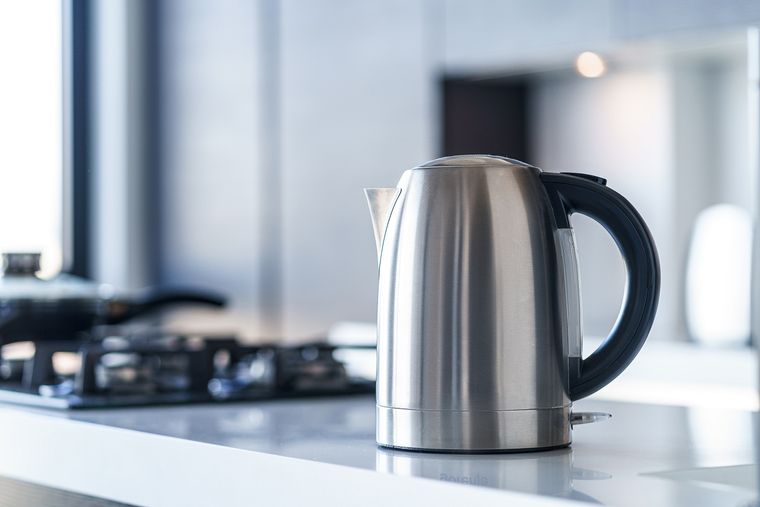 En sencillos pasos puedes aprender cómo quitarle el sarro a una pava eléctrica Foto: Shutterstock
