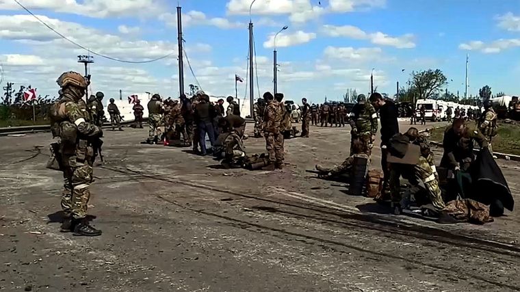 Soldados ucranianos rindiéndose. Foto: Newsweek.