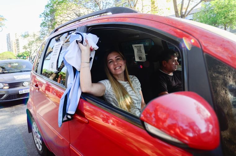 Decenas de autos llegaron a la Quinta de Olivos. Foto: MDZ Decenas de autos llegaron a la Quinta de Olivos. Foto: MDZ