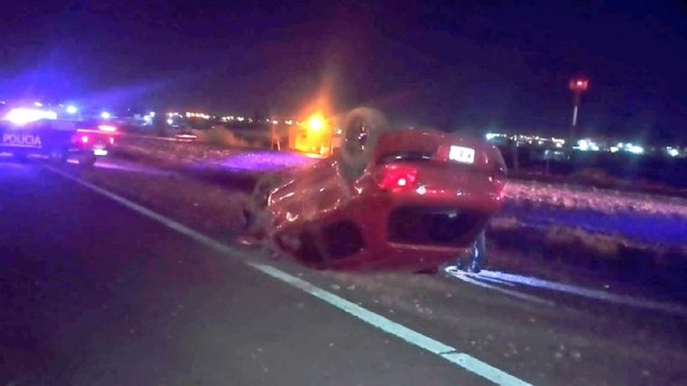 El auto volcó en Ruta 7 a la altura de Maipú Foto: X @MATIPASCUALETTI
