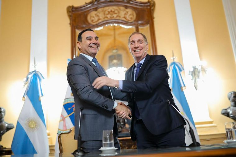 El ministro del Interior, Diego Santilli, visitó al gobernador de Corrientes, Gustavo Valdés, en busca de apoyos para las reformas en el Congreso.