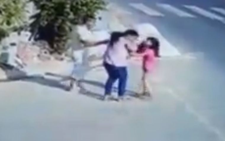 El momento en que el hombre le da una trompada a la mujer delante de su hija, en plena calle