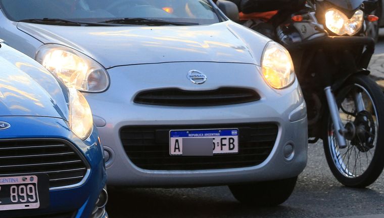 Cada patente lleva un código único que permite acceder a información detallada del vehículo y su titular, como la región en la que está registrado Foto: NA