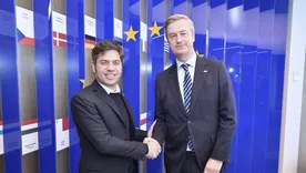 Axel Kicillof junto al embajador de la Unión Europea en Argentina, Erik Høeg.