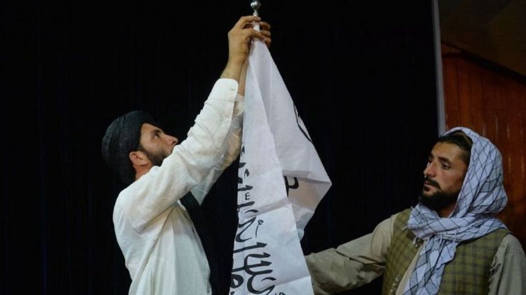 Los talibanes izaron su propia bandera en los edificios oficiales del país. Foto: GETTY IMAGES