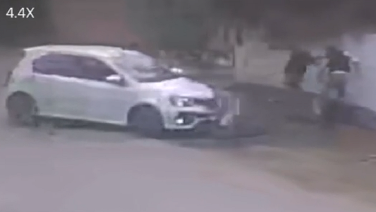 El momento en el que los dueños recuperan su bicicleta Foto: Captura de video.