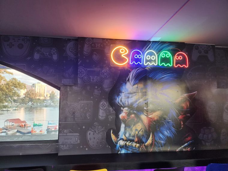 Bajo el icónico Puente Uruguay de Villa Carlos Paz, ya comenzó a funcionar oficialmente Loading, un bar temático ambientado en el universo gamer.