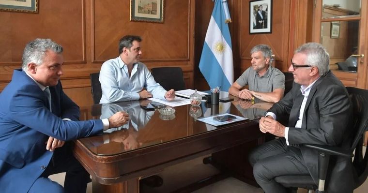 Juan Zabaleta y Julio Zamora se reunieron con el armador libertario, Sebastián Pareja. Juan Zabaleta y Julio Zamora se reunieron con el armador libertario, Sebastián Pareja.