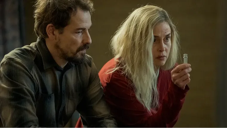 La serie alemana de Netflix sigue a un matrimonio de exagentes que vive en Berlín hasta que una amenaza del pasado vuelve a ponerlos en peligro. La serie alemana de Netflix sigue a un matrimonio de exagentes que vive en Berlín hasta que una amenaza del pasado vuelve a ponerlos en peligro.