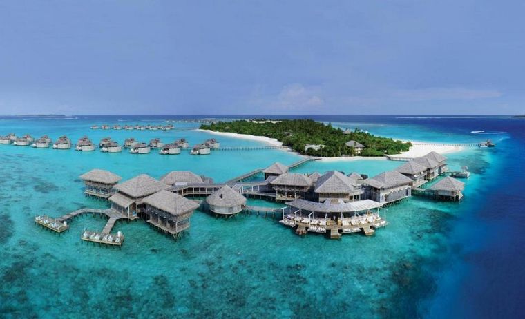 Alojamiento en el exclusivo Resort Six Senses Laamu de las Islas Maldivas, uno de los viajes de lujo requeridos por los argentinos Foto: Booking