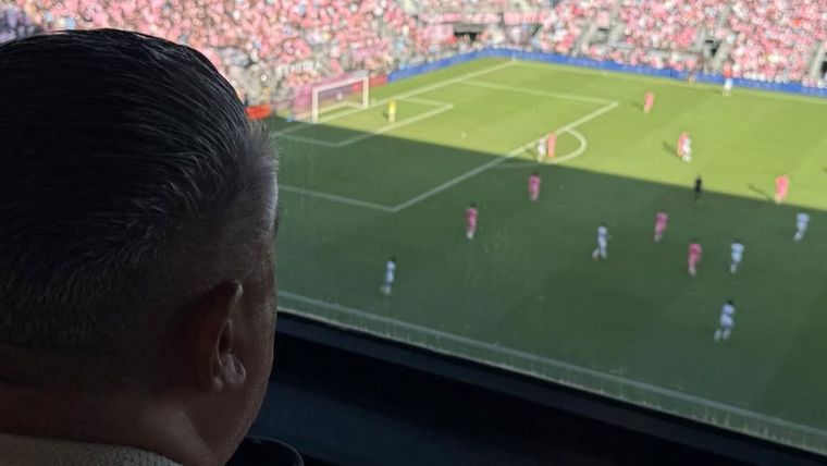 Chiqui Tapia viendo el partido de Lionel Messi, que ganó la MLS. Chiqui Tapia viendo el partido de Lionel Messi, que ganó la MLS.