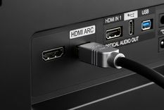 HDMI ARC permite enviar el sonido del televisor a la barra con un solo cable.