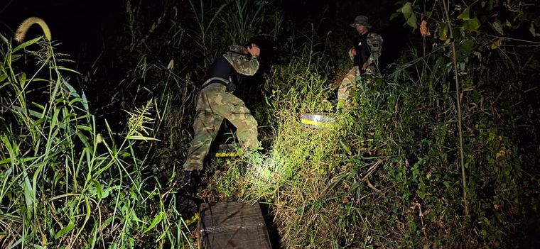 El operativo en la frontera incluyó rastrillajes terrestres y fluviales en la zona de Montecarlo.