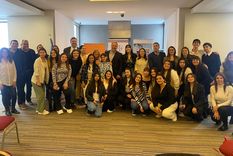 Matías Stevanato, intendente de Maipú, junto a representantes de Grupo Bemberg y Aehga y una foto con los jóvenes beneficiarios. Foto: Gentileza