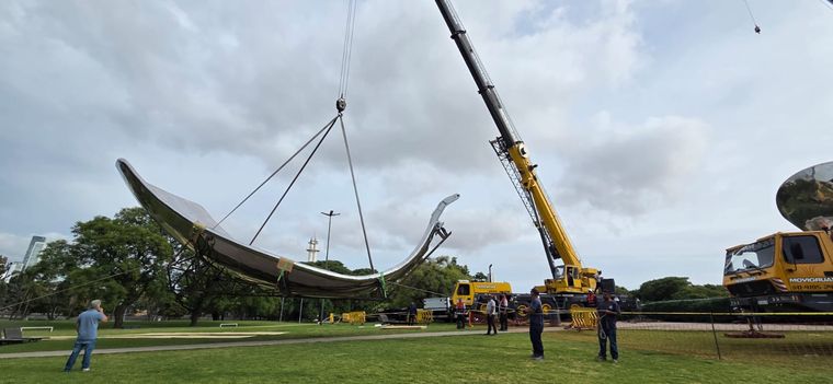 Así es el impresionante operativo para colocar el pétalo de la Floralis Genérica Así es el impresionante operativo para colocar el pétalo de la Floralis Genérica