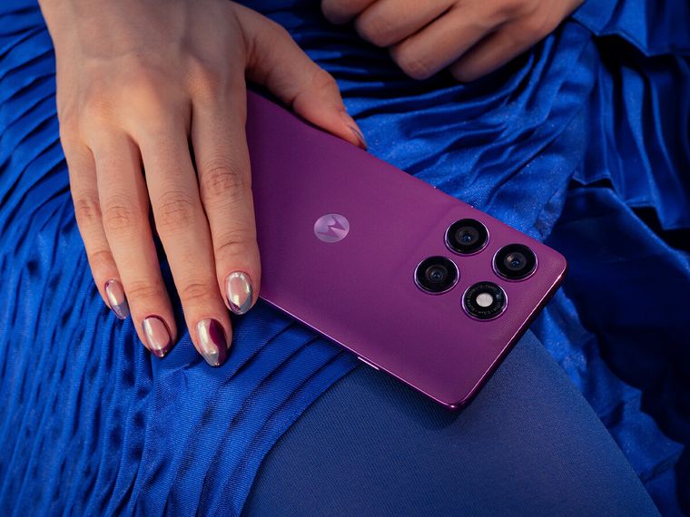 El Motorola de oferta es de color rosa. El Motorola de oferta es de color rosa. 