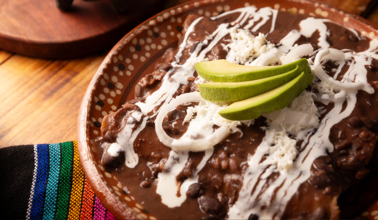 Cada familia guarda su propia receta de enfrijoladas, ajustando el espesor de la salsa según su preferencia personal.