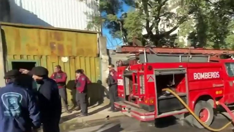 Los peritos de Bomberos comenzaron a investigar las causas del incendio, que por el momento se desconocen.