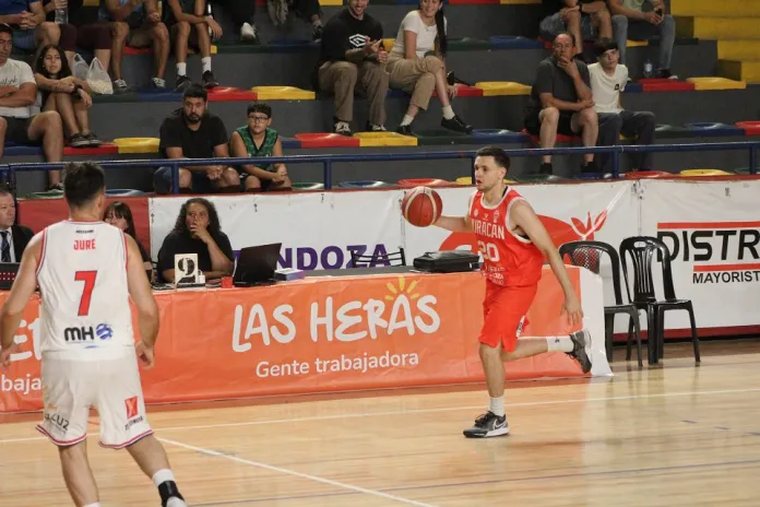 El Chiri Reyes marcó 6 de 6 en libres. Una gran noche de básquet. (FOTO: PRENSA HURACÁN LAS HERAS BASQUET)