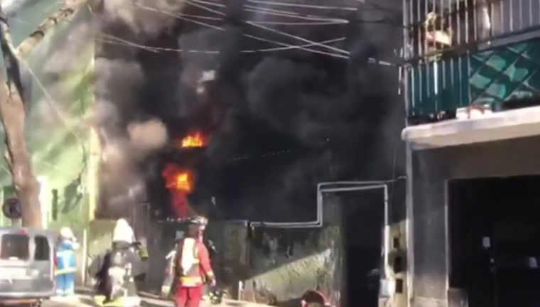 El incendio se produjo en un conventillo durante la mañana de este domingo.