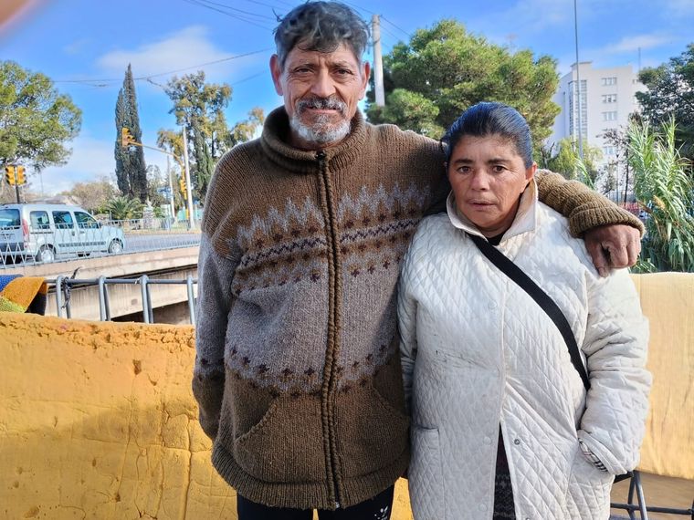 Ricardo y Marcela viven en la calle, entre puentes y diferentes intersecciones de la Costanera. Foto: Mercedes Gómez/ MDZ Ricardo y Marcela viven en la calle, entre puentes y diferentes intersecciones de la Costanera. Foto: Mercedes Gómez/ MDZ
