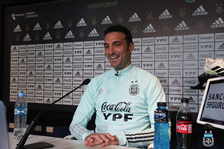 Scaloni sonríe porque la FIFA le dio una mano.