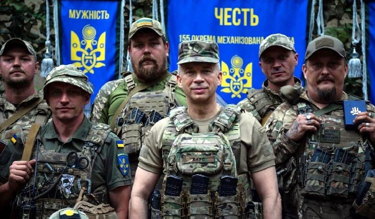 Autoridades militares de Ucrania, con Oleksander Sirski al frente, en Donetsk.&nbsp;