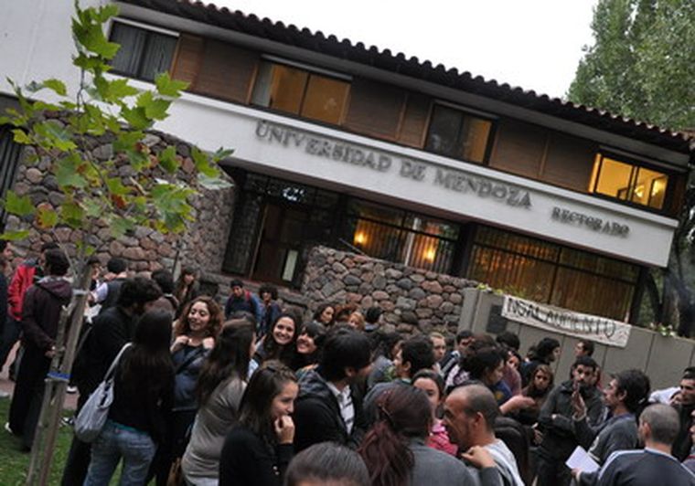 Un centenar de jóvenes hizo sentir su reclamo frente al Rectorado. Foto: Alf Ponce/MDZ