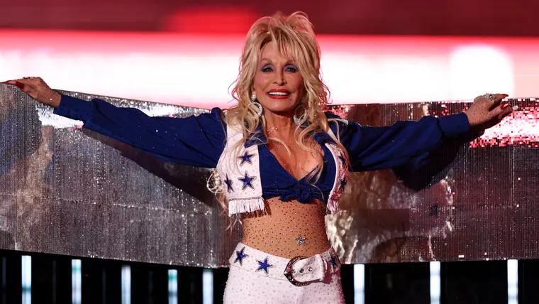 Dolly Parton, la artista que convirtió el exceso en su sello.