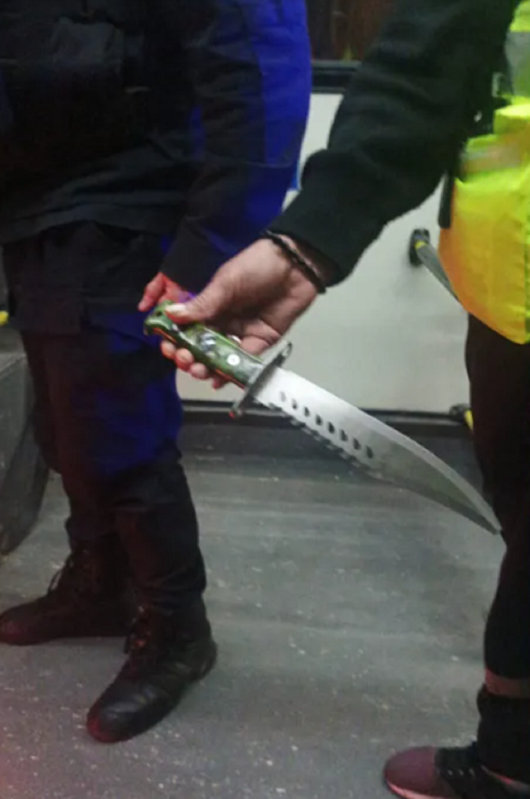 El impresionante cuchillo que sacó el detenido